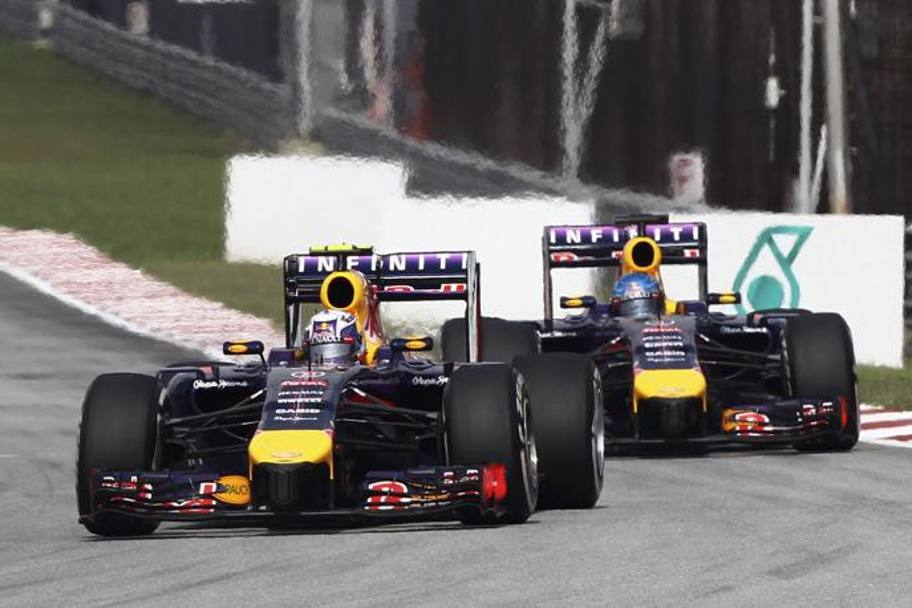 Ricciardo davanti al compagno Vettel: l&#39;australiano avrà una gara tormentata da un sacco di inconvenienti. Ap